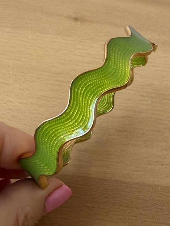 KATE SPADE NEW YORK AVOCADO GREEN ENAMEL WAIVY BANGLE BRACELET GOLD TONE METAL - Picture 11 of 16